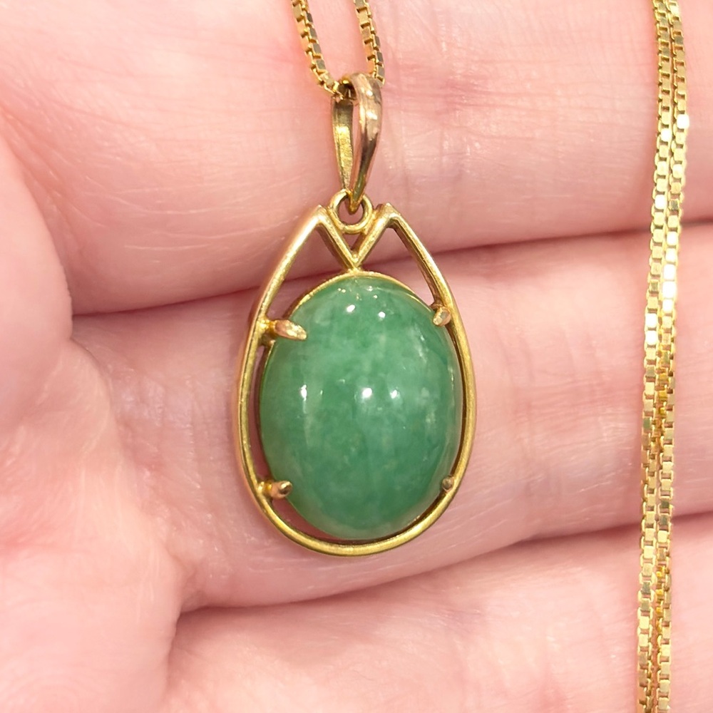 Vintage 14K Gold Jade Pendant: Filigree Scarab Solitaire